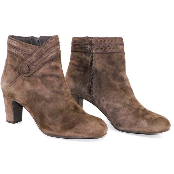 NWOT Clarks "Tamryn Season Suede Heel Ankle Boots - Picture 2 of 10